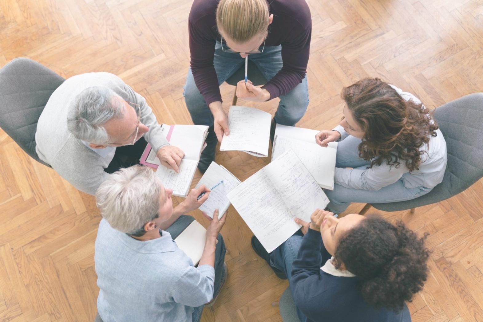 Équipe analysant des données financières et des graphiques de performance ROI